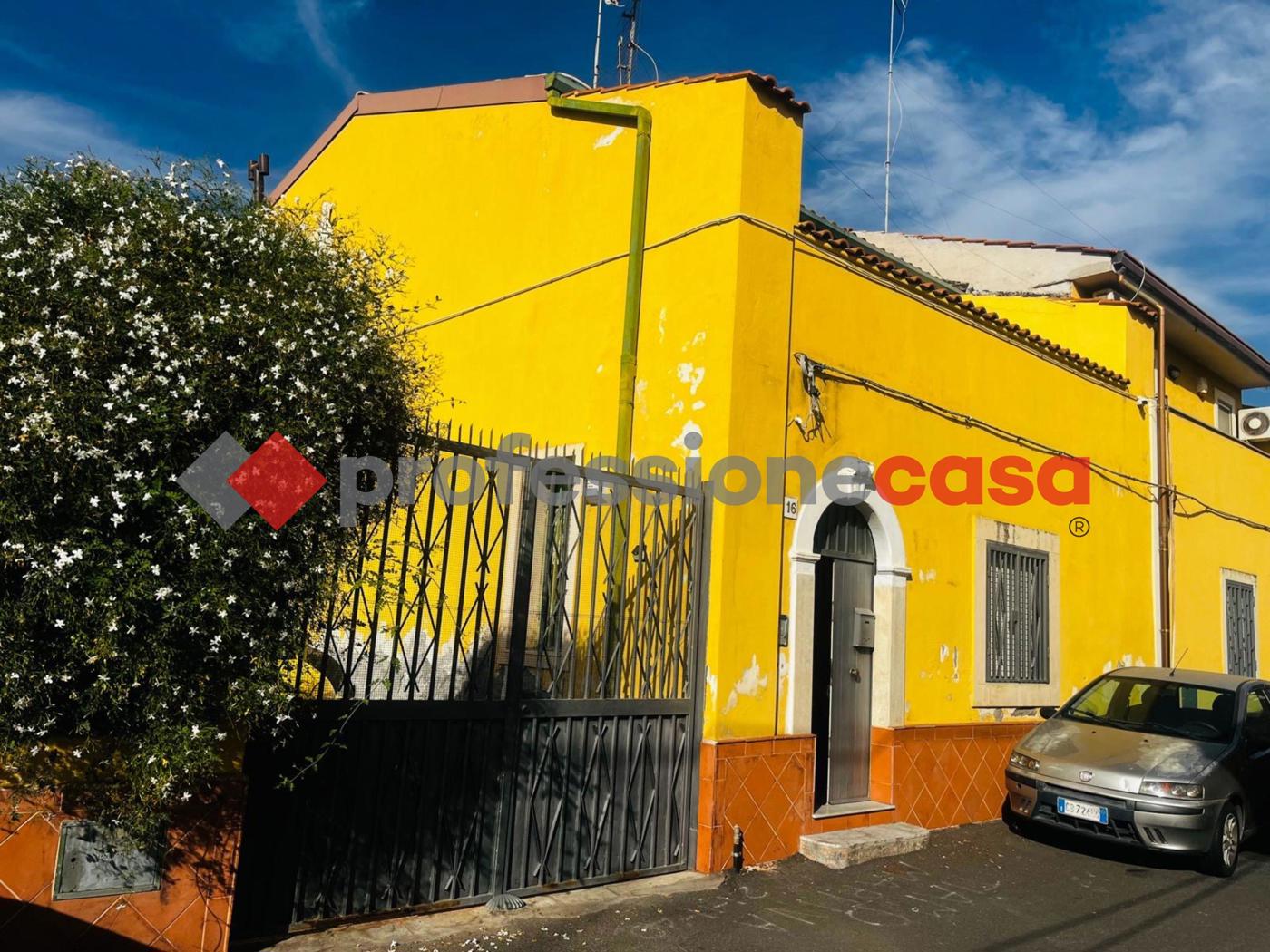 Casa indipendente con giardino a Catania