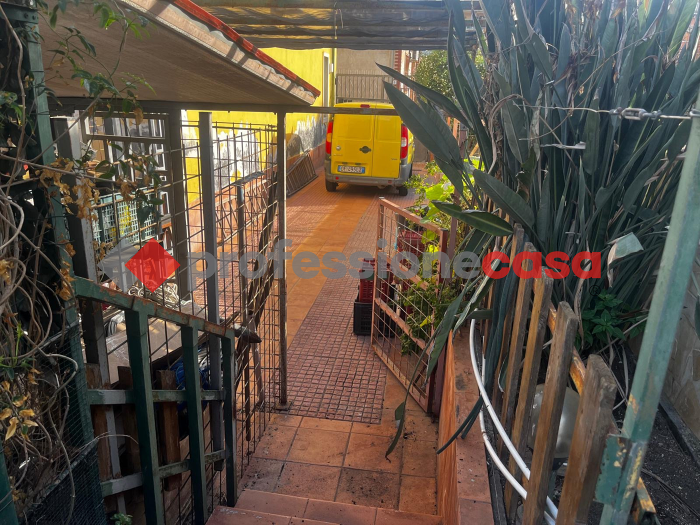 Casa indipendente con giardino a Catania