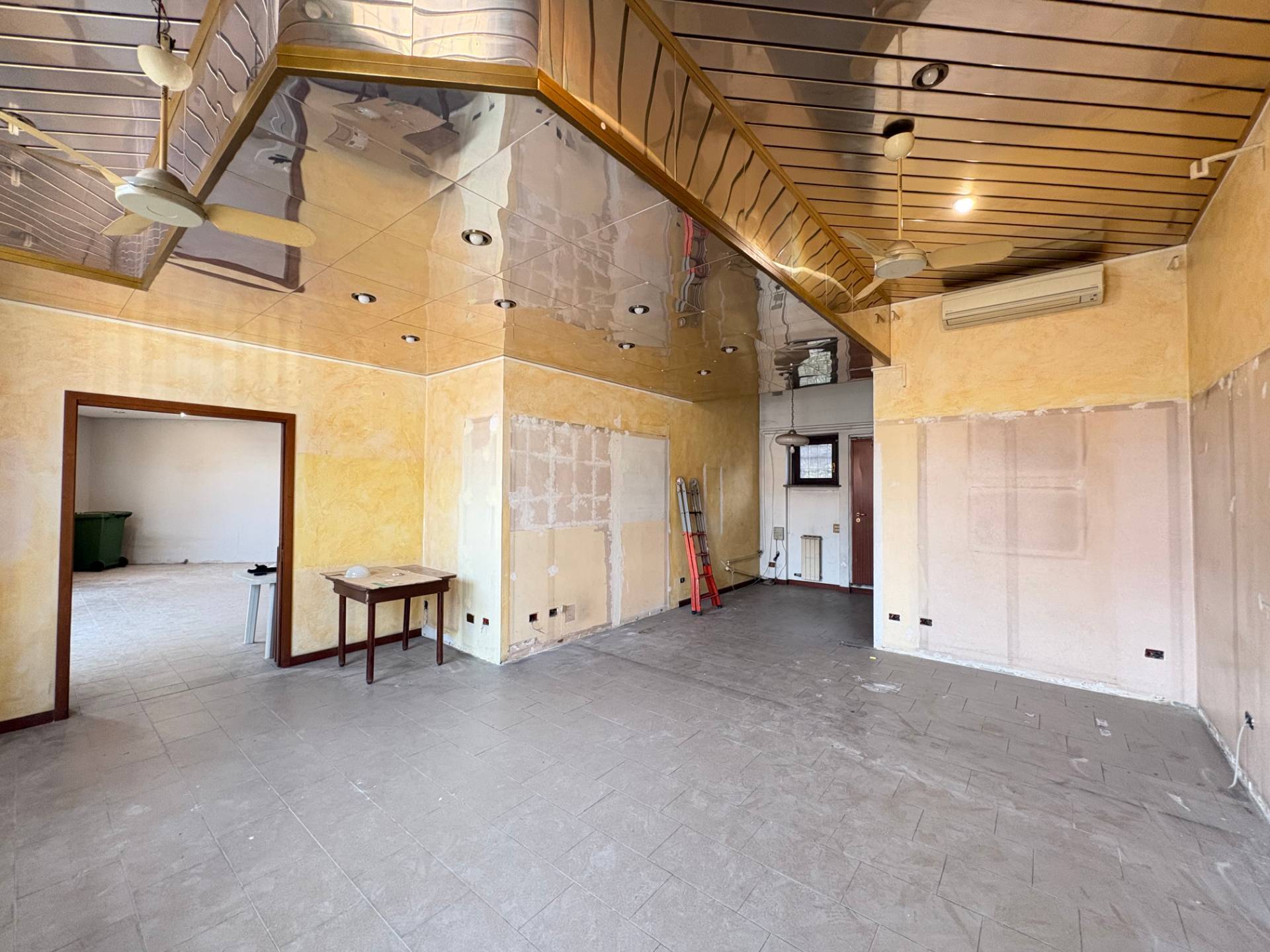 Locale commerciale in vendita a Bussero