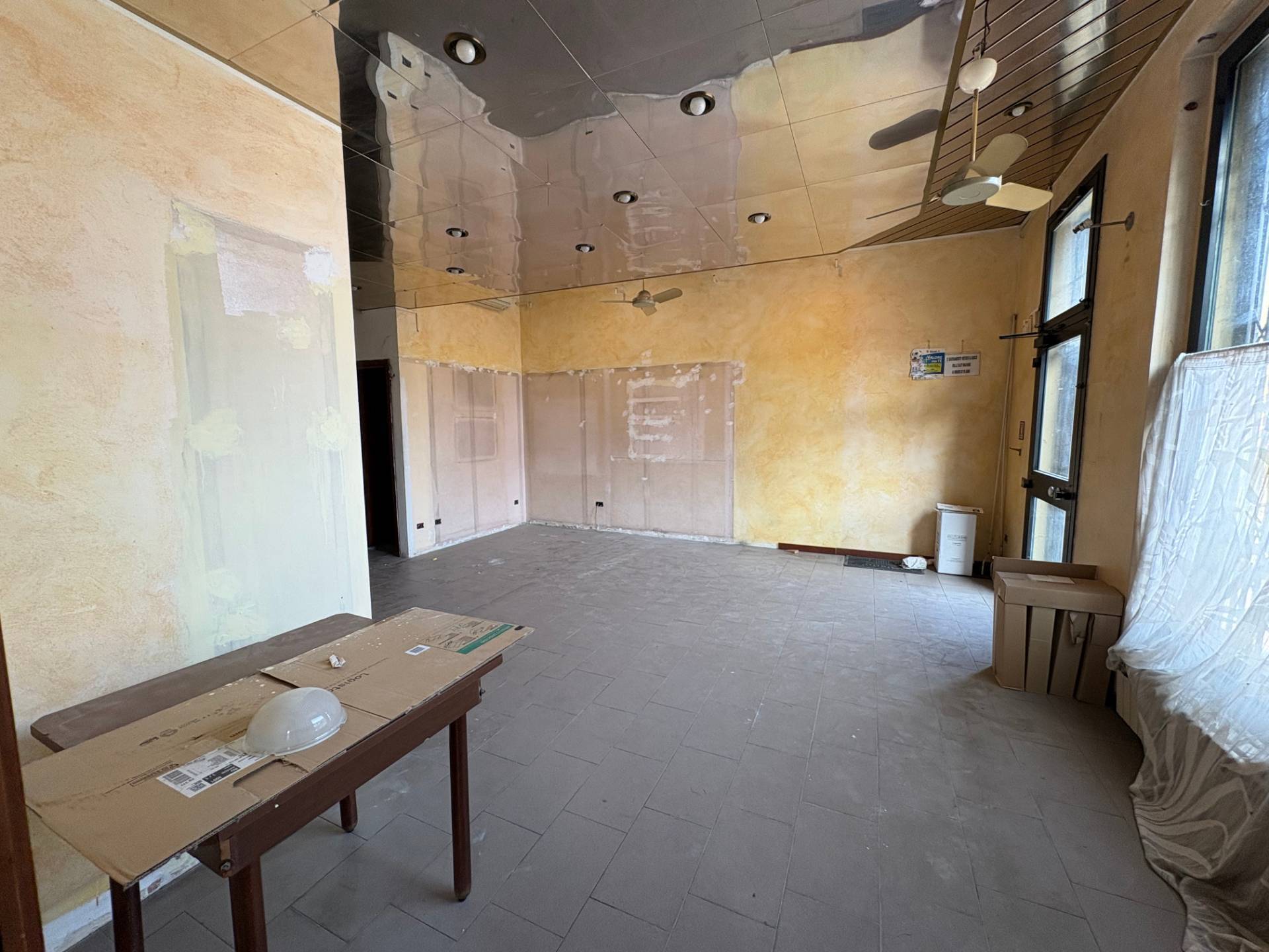 Locale commerciale in vendita a Bussero