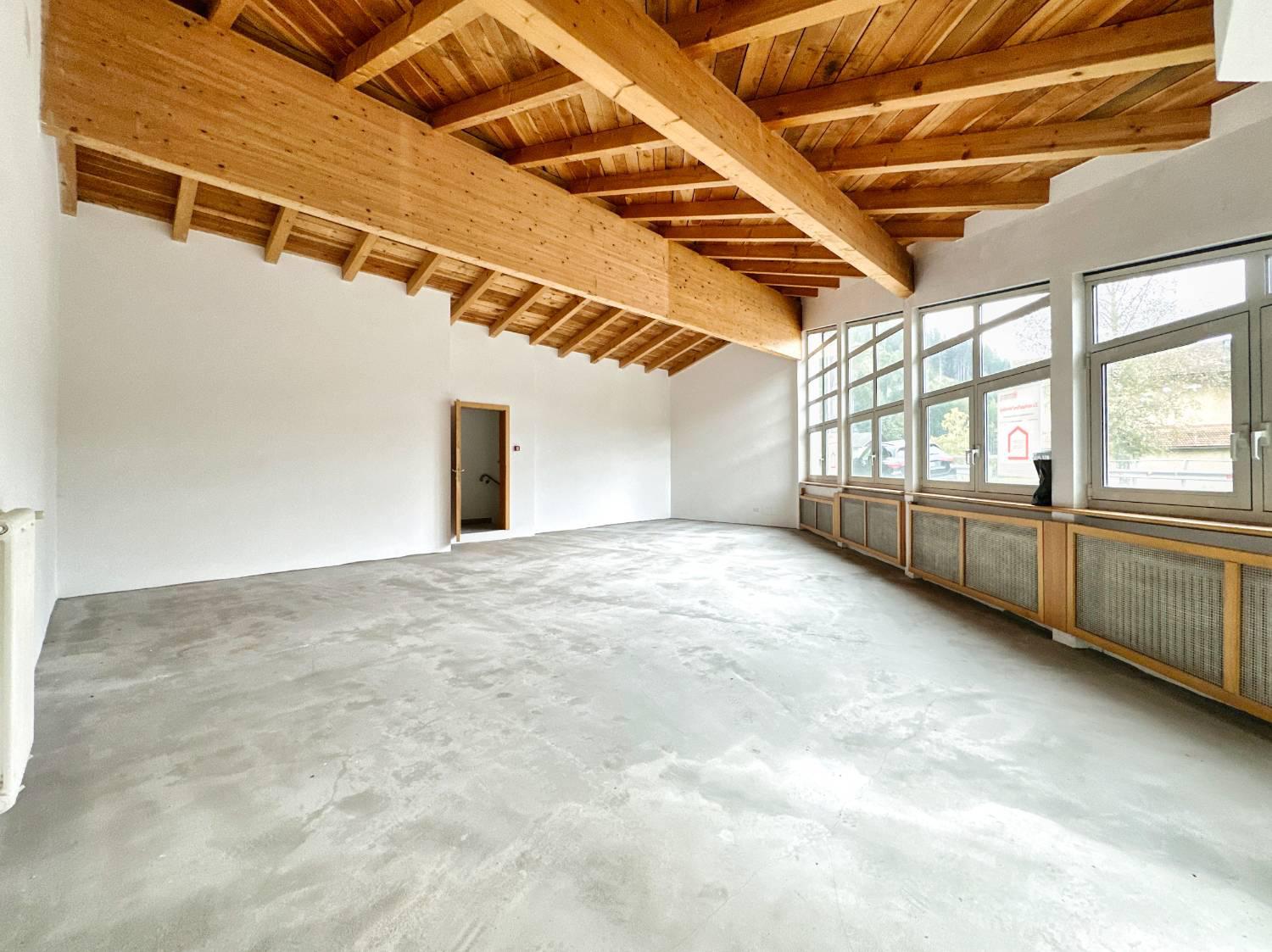 Locale commerciale in vendita a Racines