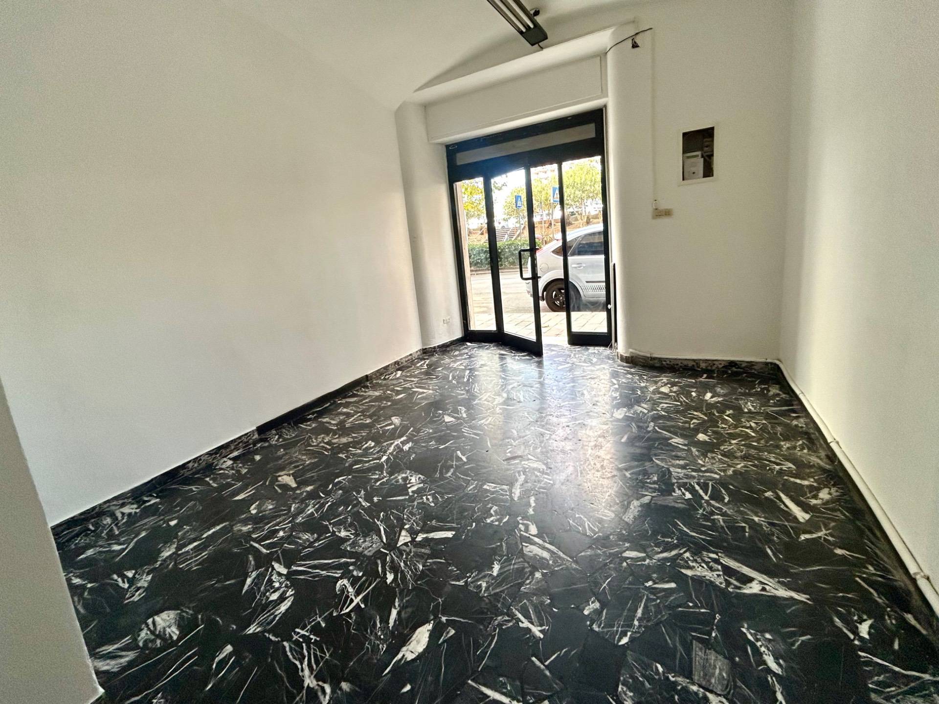 Locale commerciale in affitto a Savona, Centro