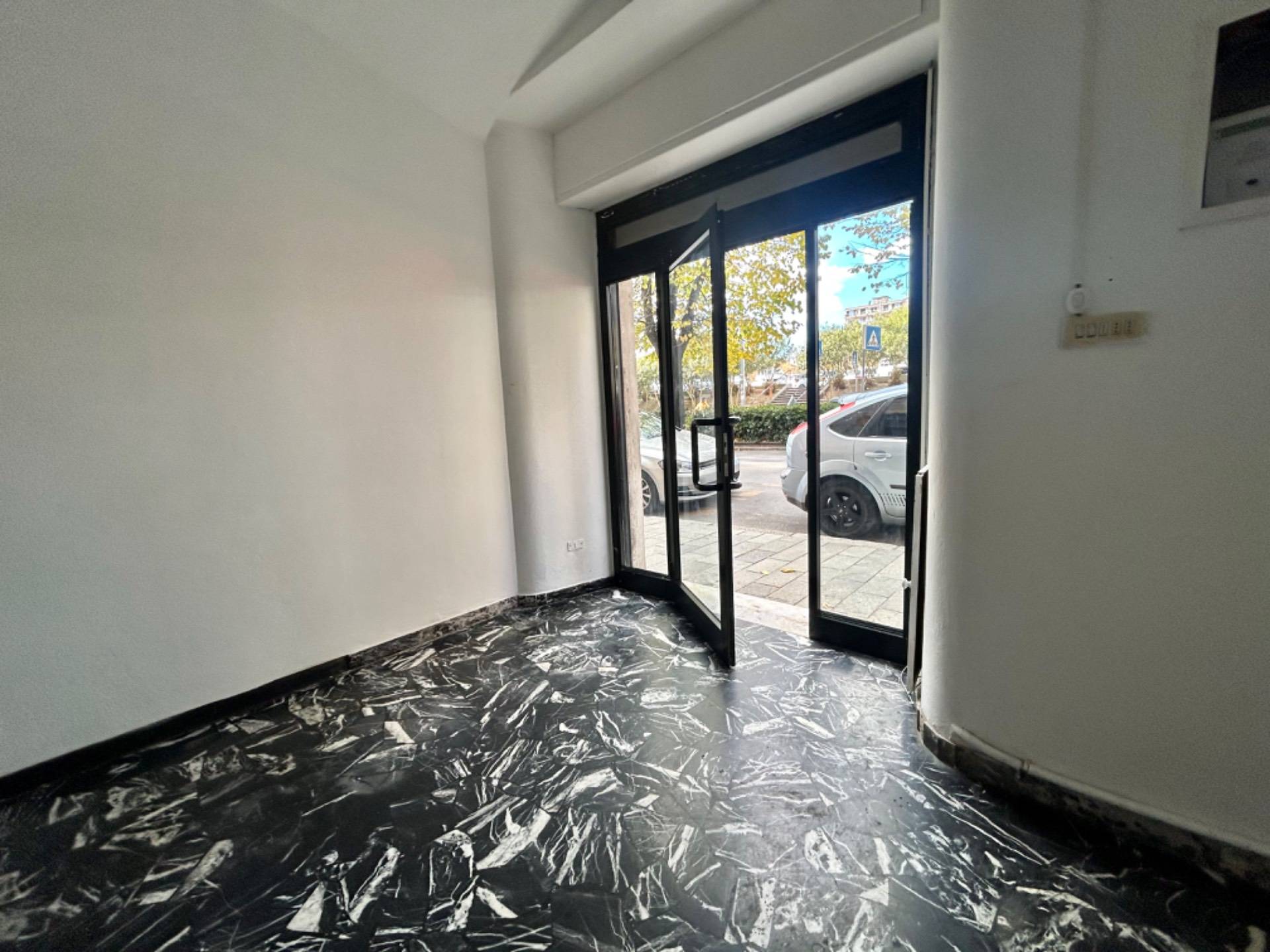 Locale commerciale in affitto a Savona, Centro