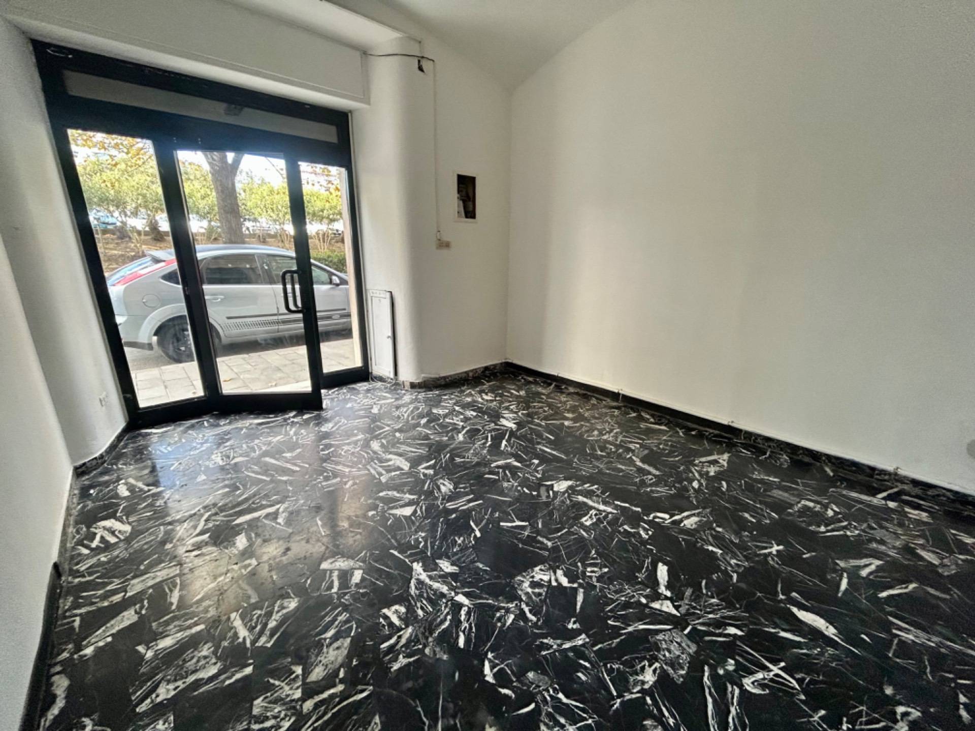 Locale commerciale in vendita a Savona, Centro