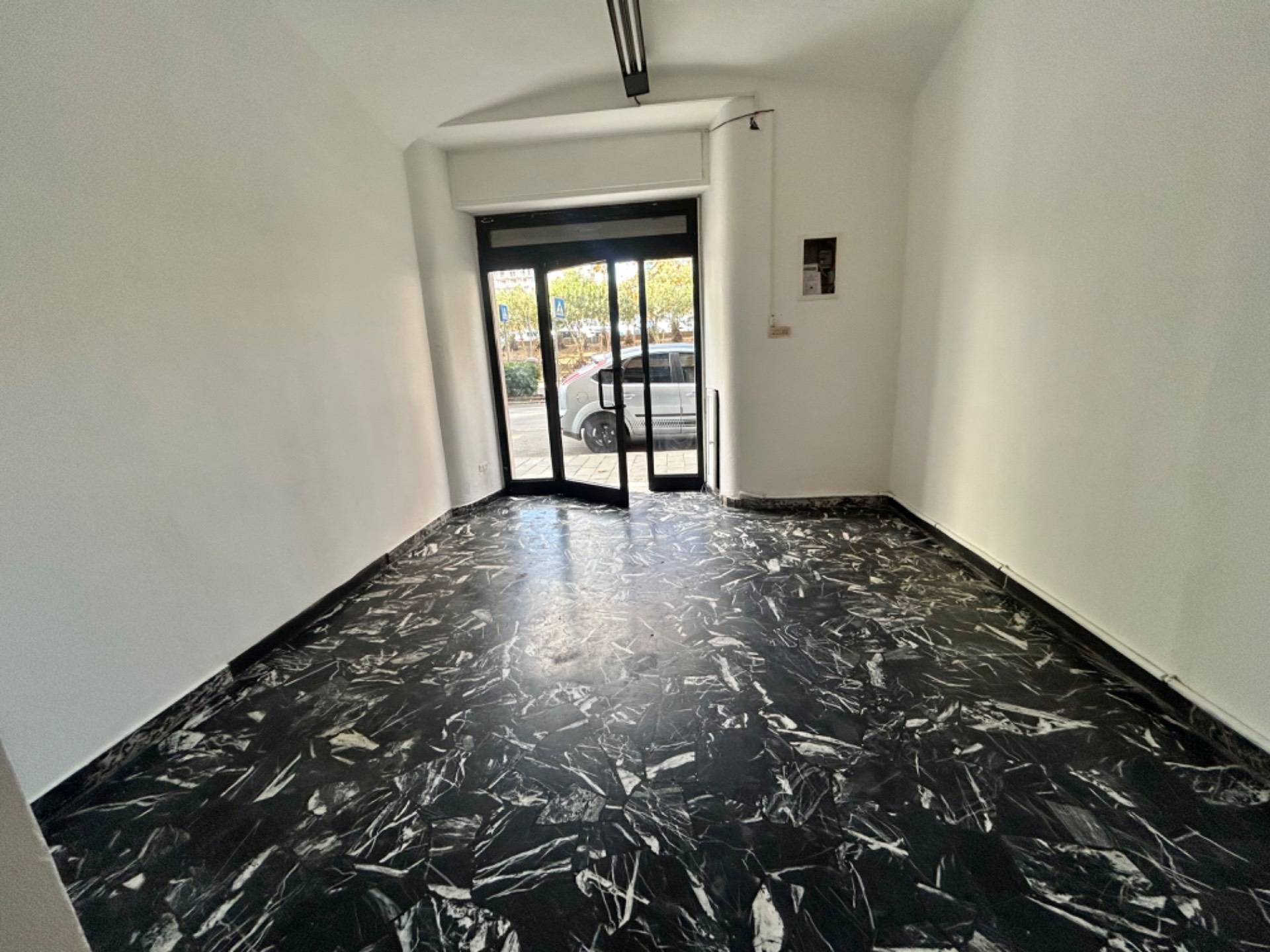 Locale commerciale in vendita a Savona, Centro