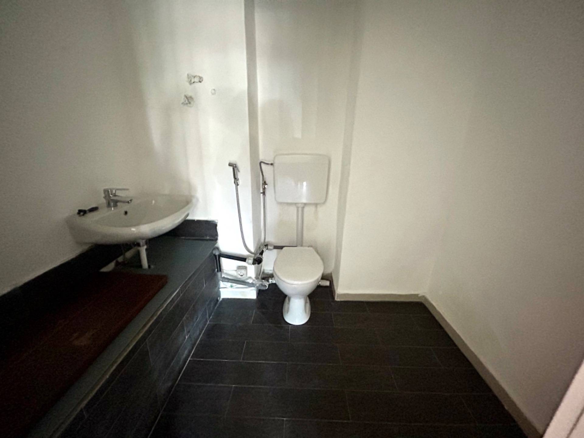 Locale commerciale in vendita a Savona, Centro