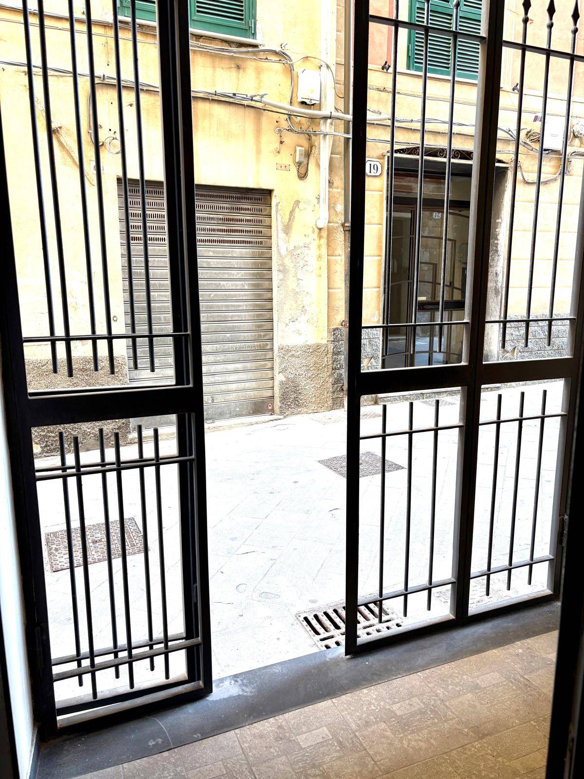 Locale commerciale in vendita a Savona