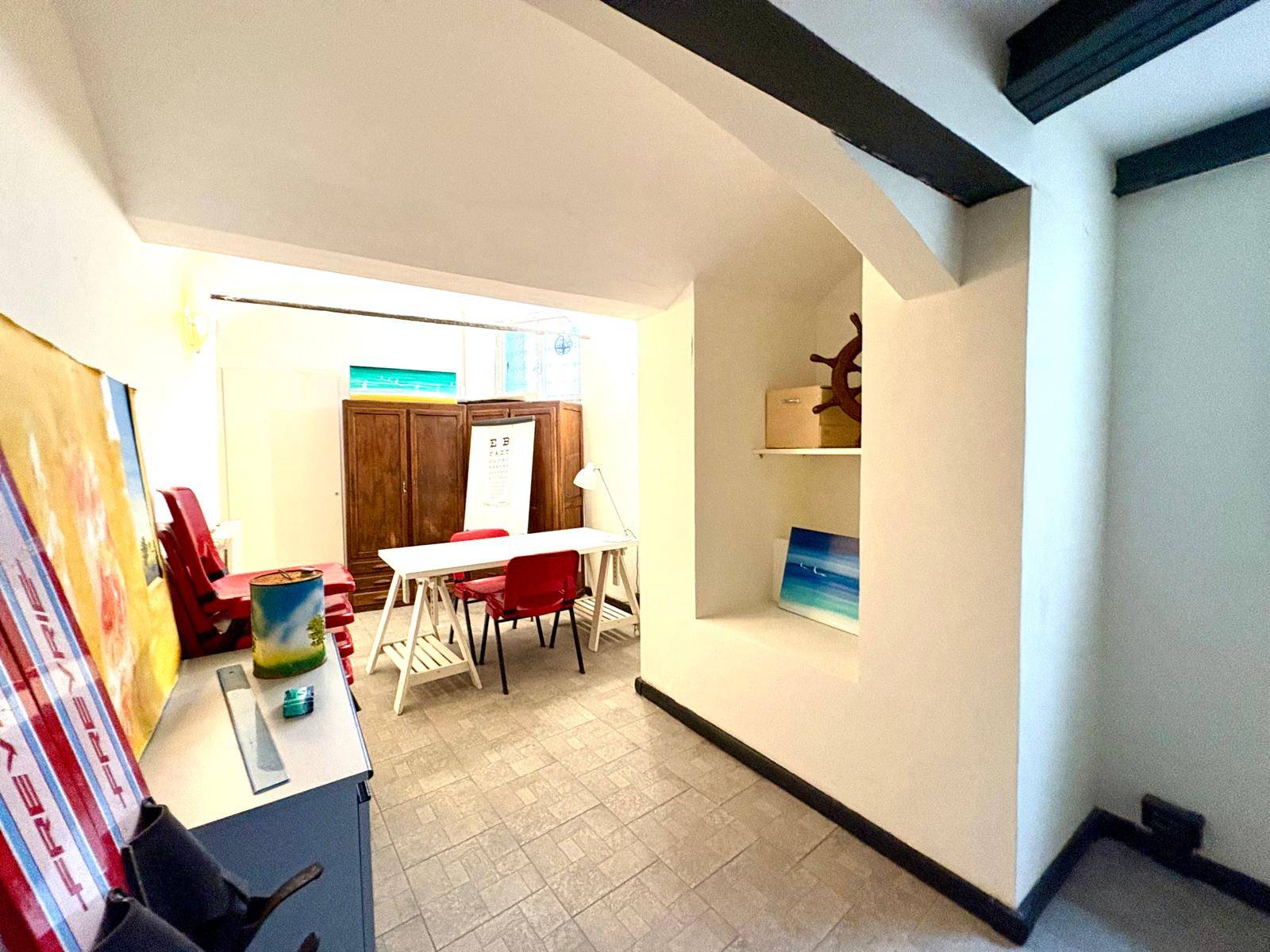 Locale commerciale in vendita a Savona