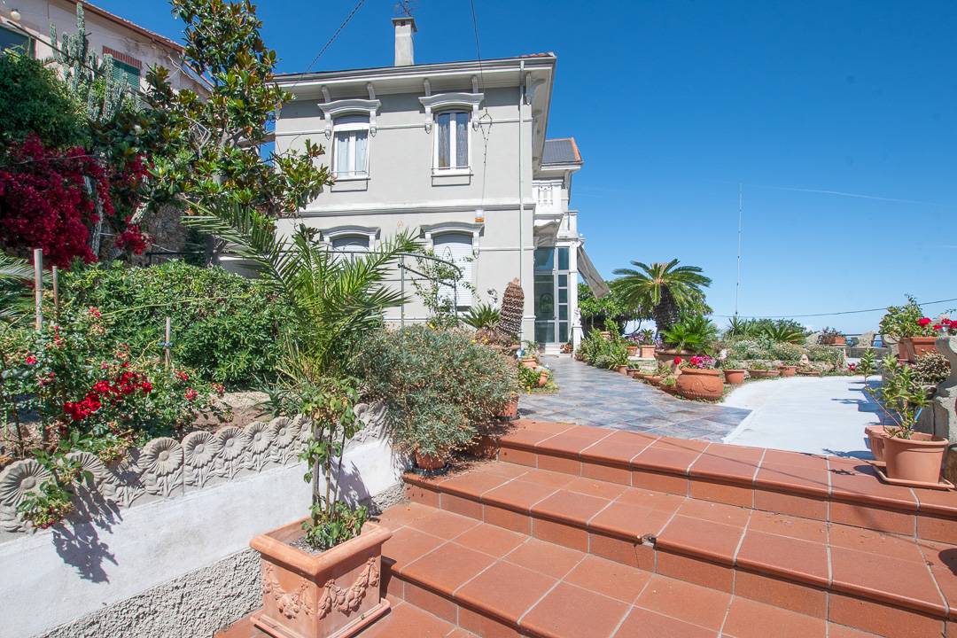 Villa in vendita a Savona, Mongrifone