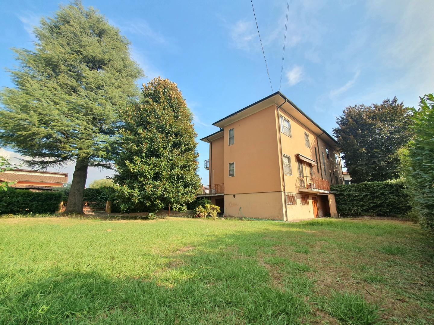 Villa Bifamiliare con giardino, Lucca antraccoli