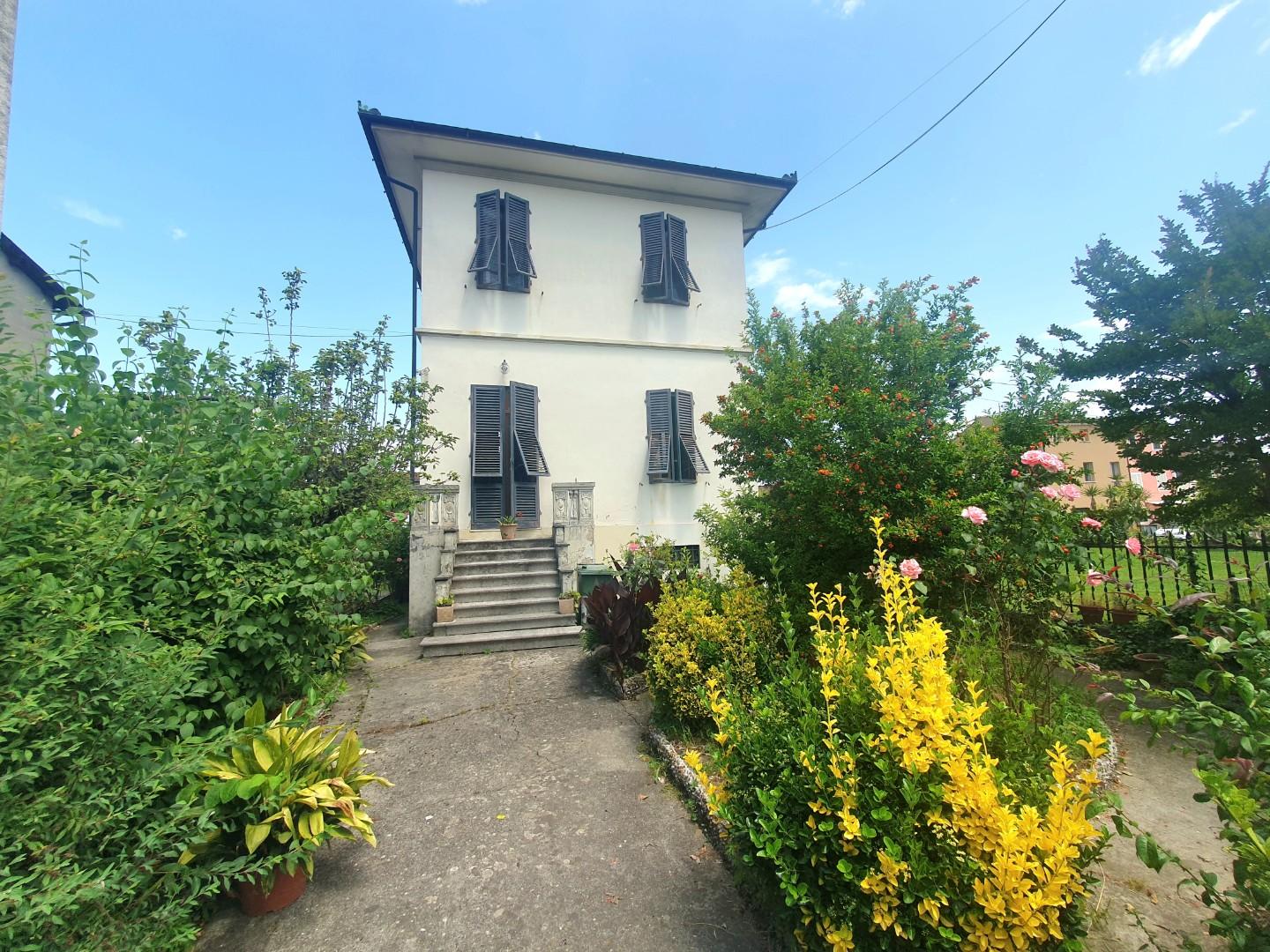 Villa con giardino, Lucca sant'angelo in campo