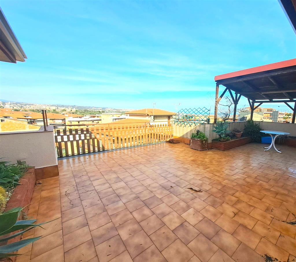 Attico con terrazzi in via finocchiari, Aci Catena