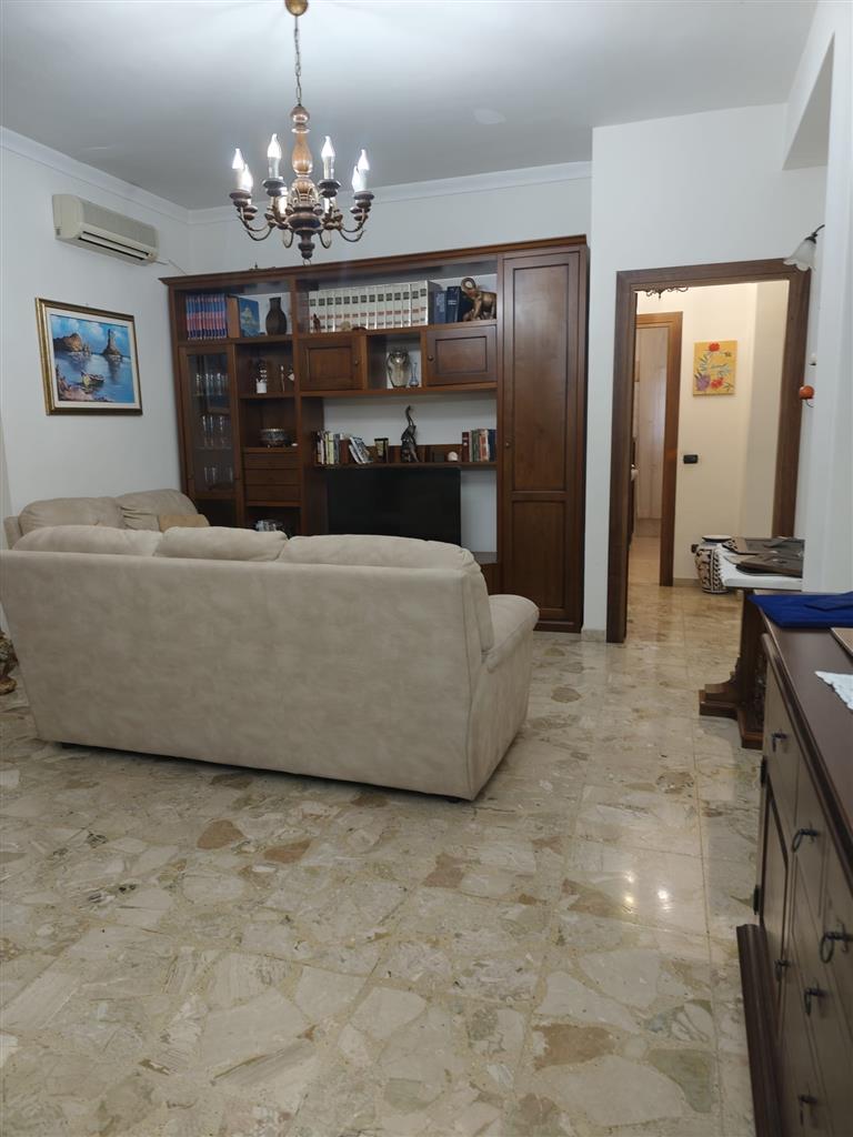 Appartamento con terrazzo in via spina, Catania