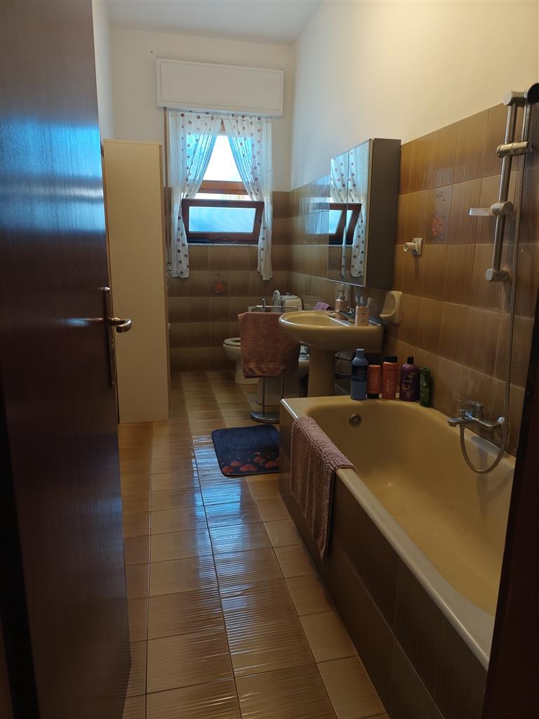 Appartamento con terrazzo in via iv novembre, Aci Catena