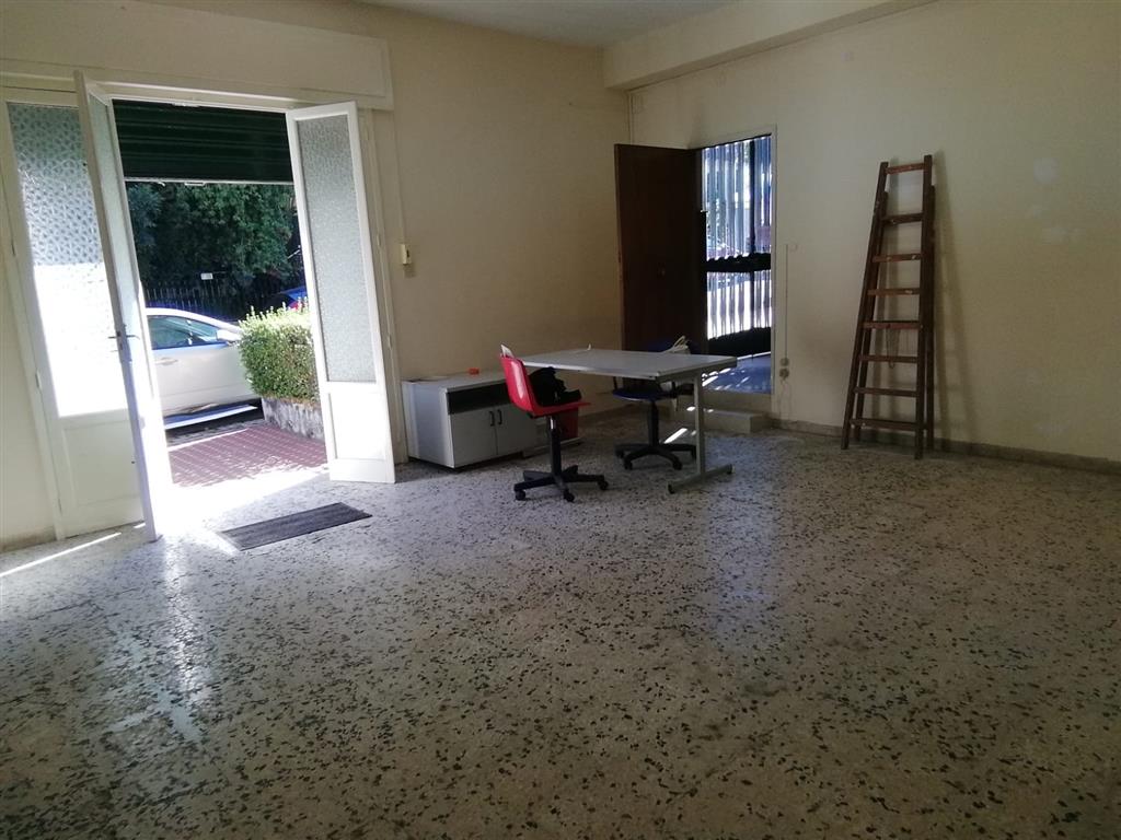 Locale commerciale in affitto in via onorevole cristaldi, Valverde