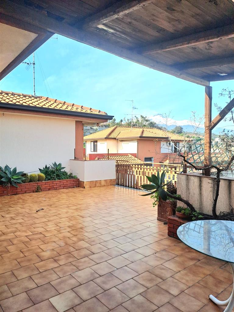 Attico con terrazzi in via finocchiari, Aci Catena