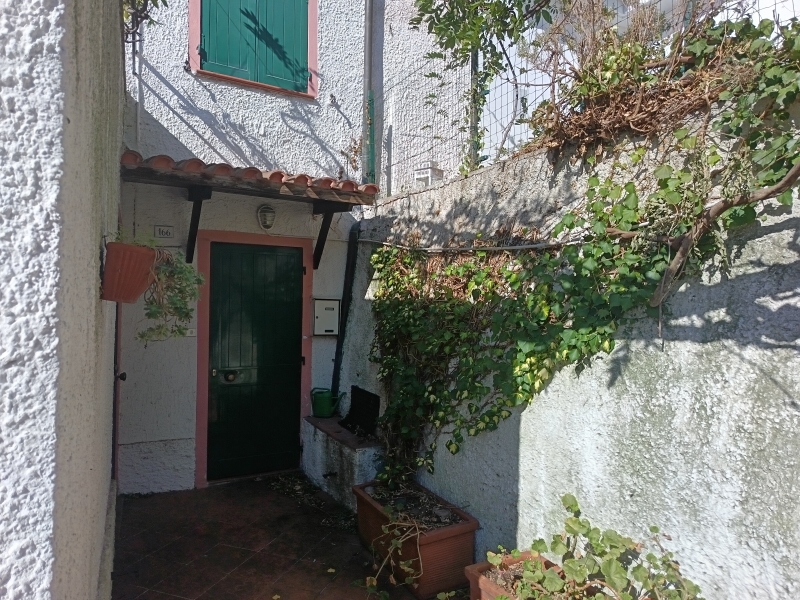 Quadrilocale con giardino a Celle Ligure
