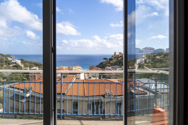 Trilocale con terrazzo a Celle Ligure