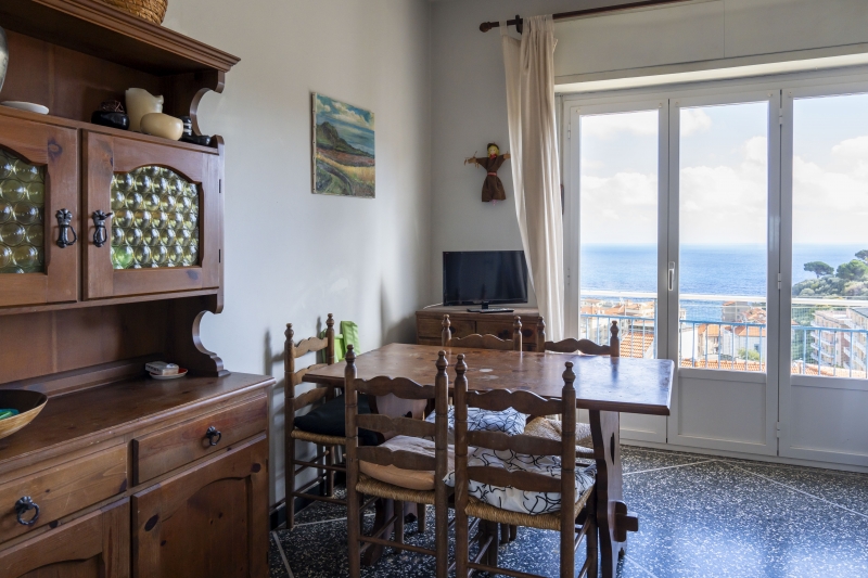 Trilocale con terrazzo a Celle Ligure