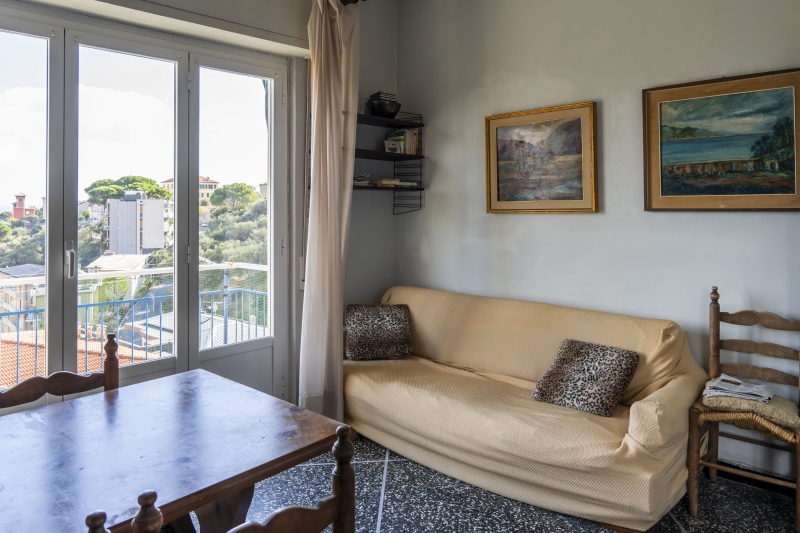 Trilocale con terrazzo a Celle Ligure