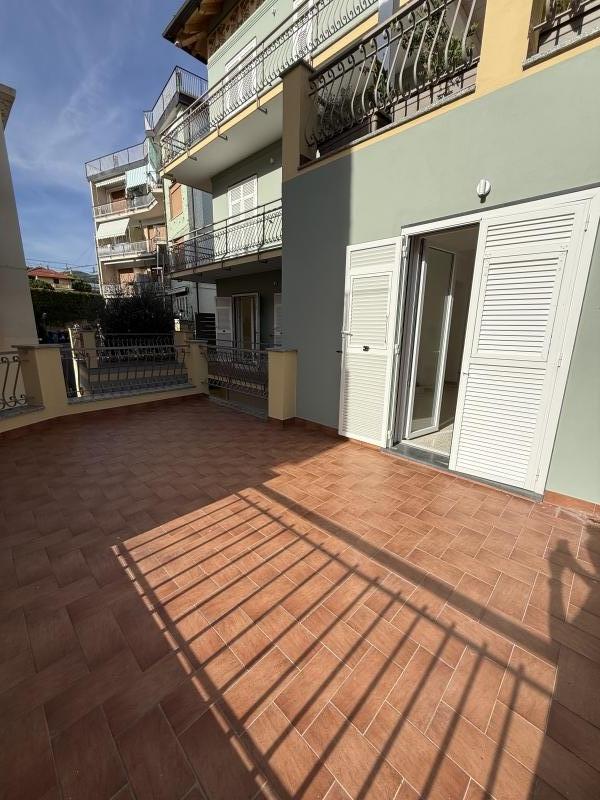 Quadrilocale con giardino a Celle Ligure