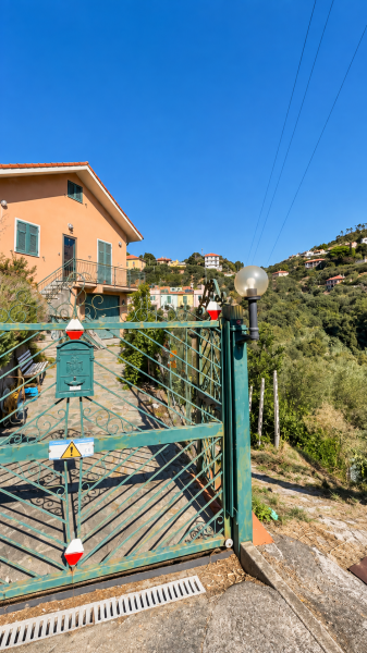 Villa con giardino a Celle Ligure