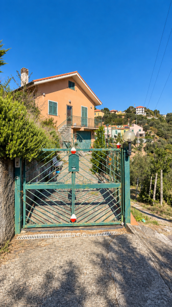 Villa con giardino a Celle Ligure