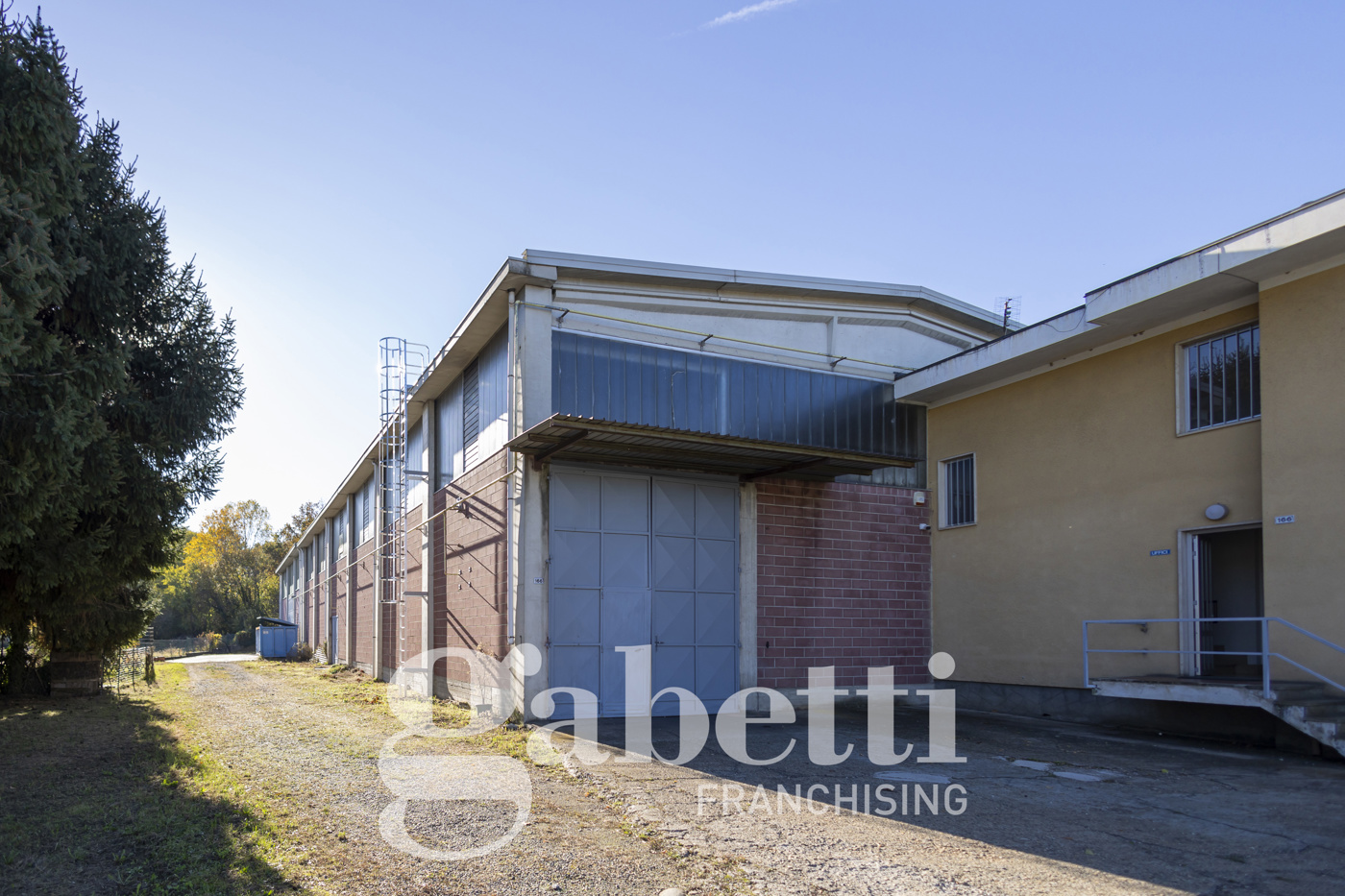 Capannone con box a Cumiana