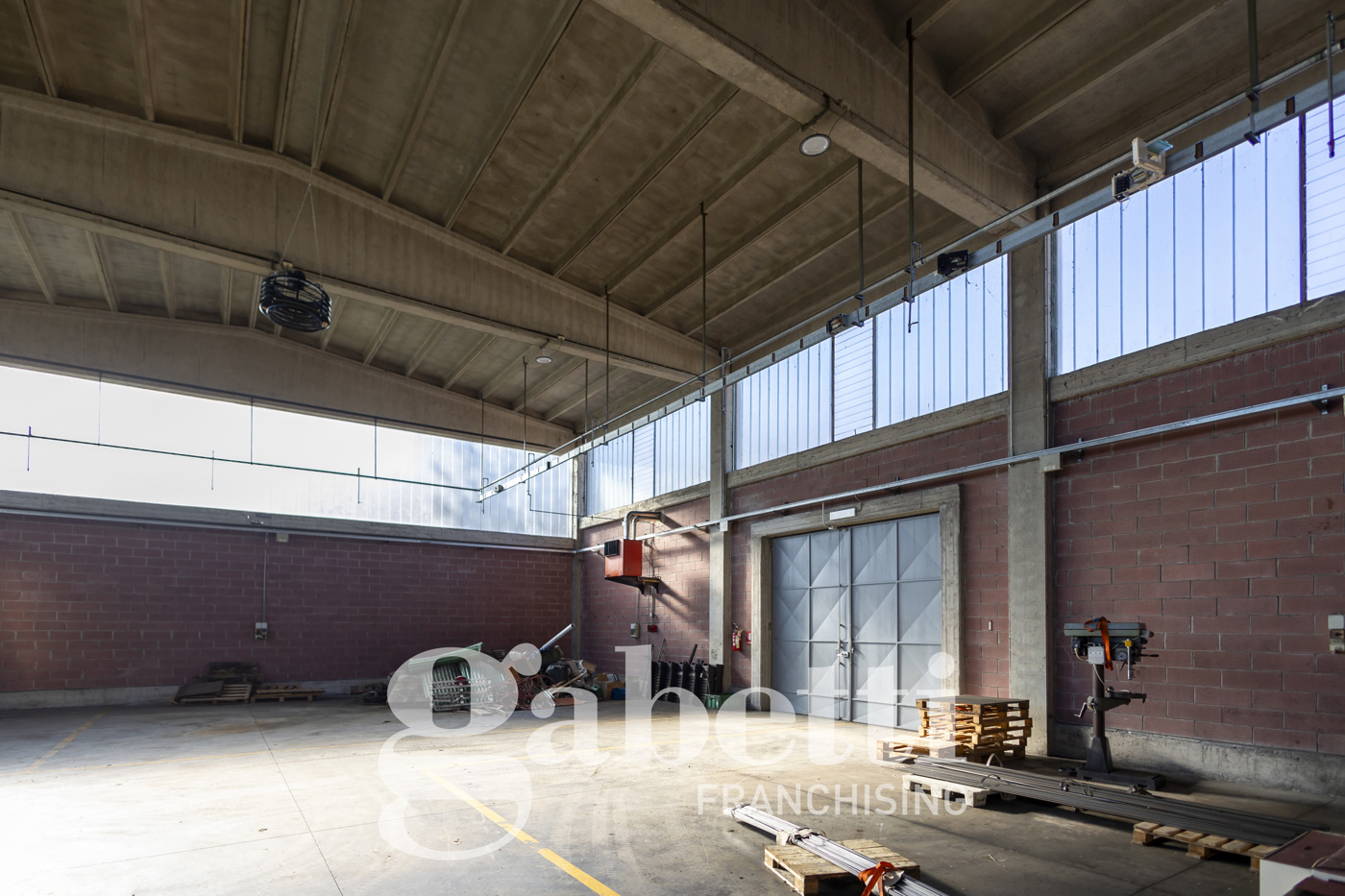 Capannone con box a Cumiana