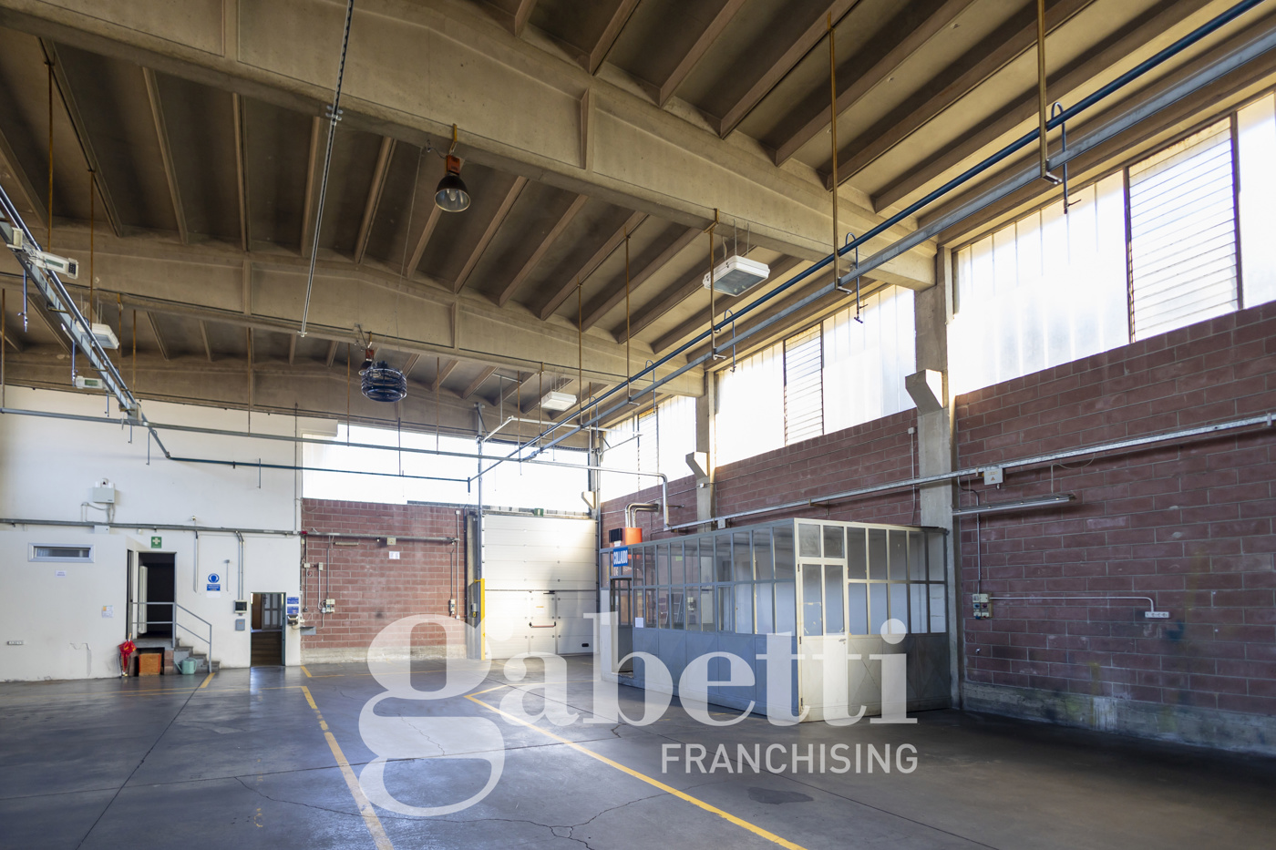 Capannone con box a Cumiana