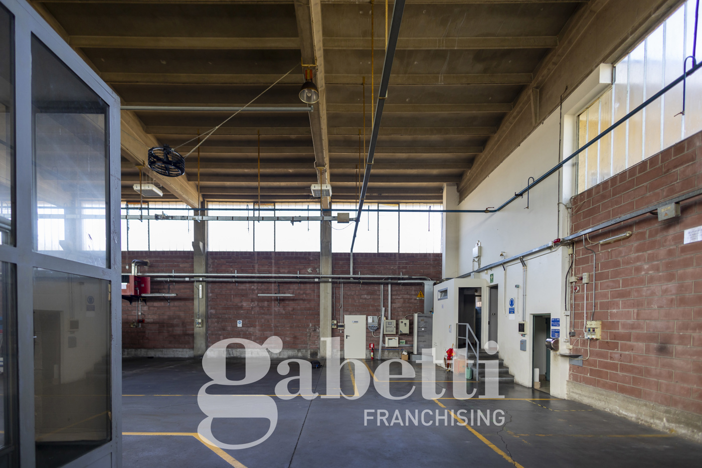 Capannone con box a Cumiana