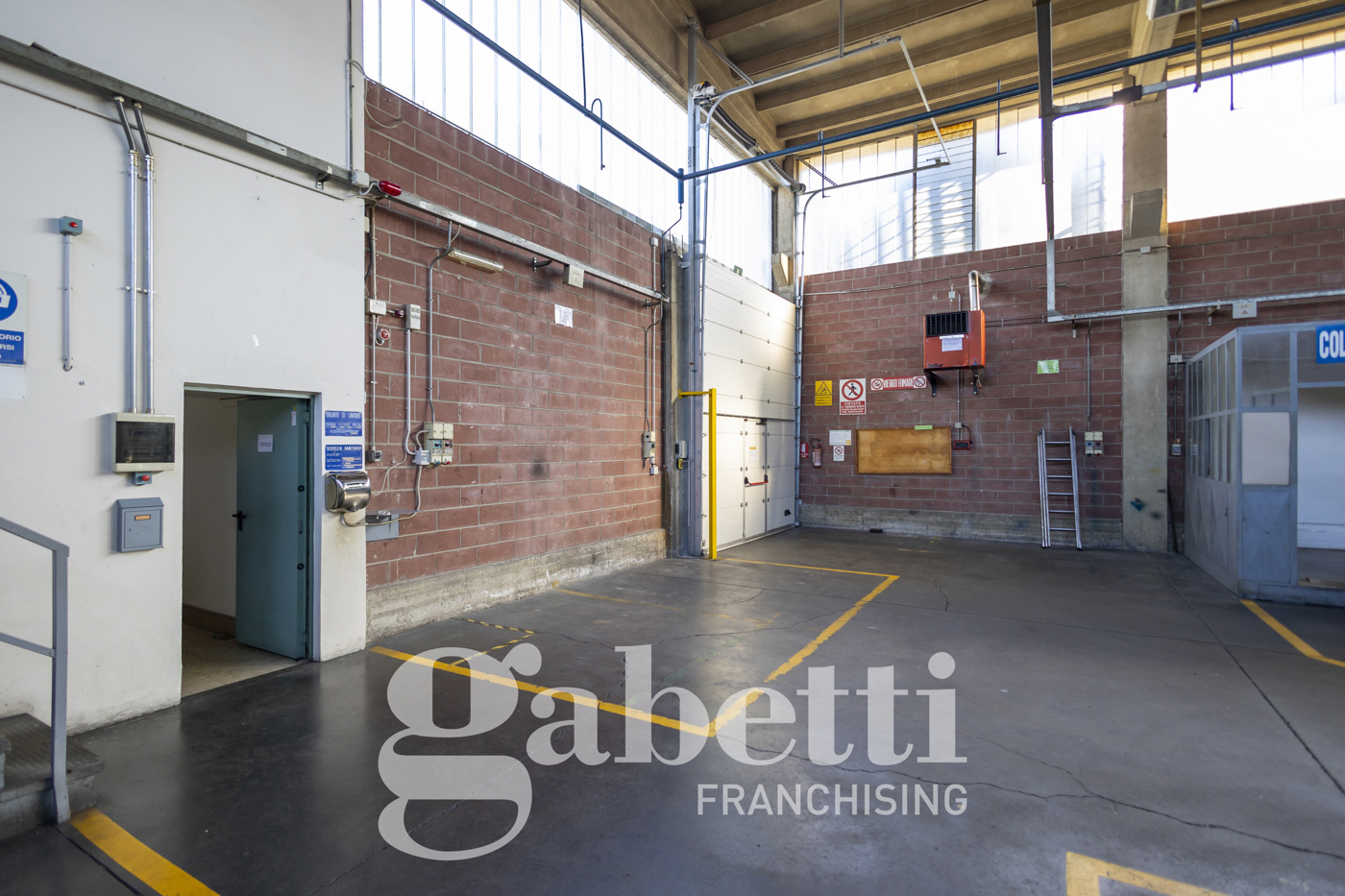 Capannone con box a Cumiana