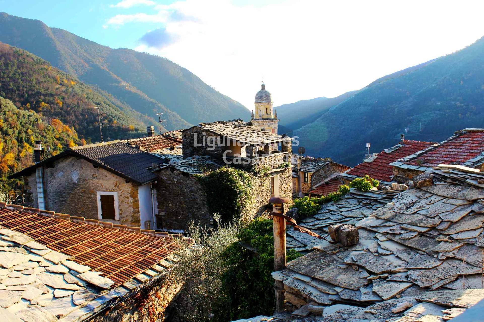 Casa di paese in vendita a Montalto Carpasio