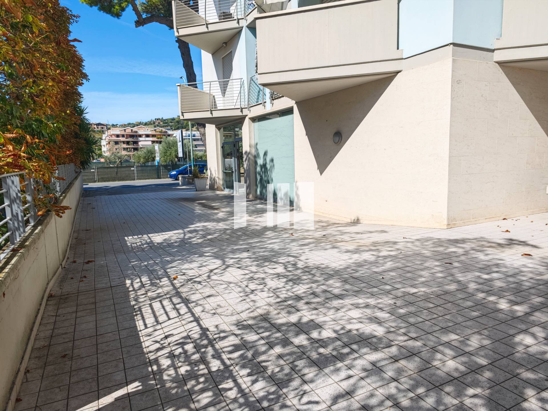 Locale commerciale in affitto a Roseto degli Abruzzi