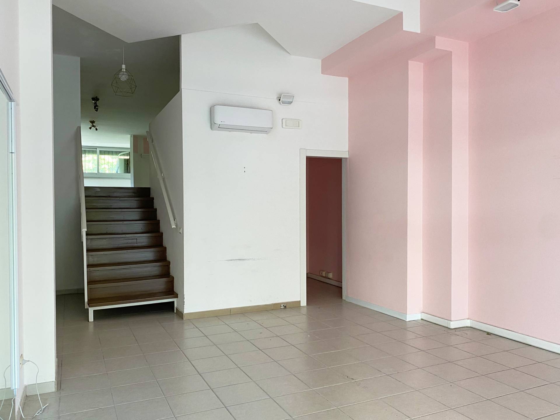 Locale commerciale in affitto a Giulianova, Giulianova Lido