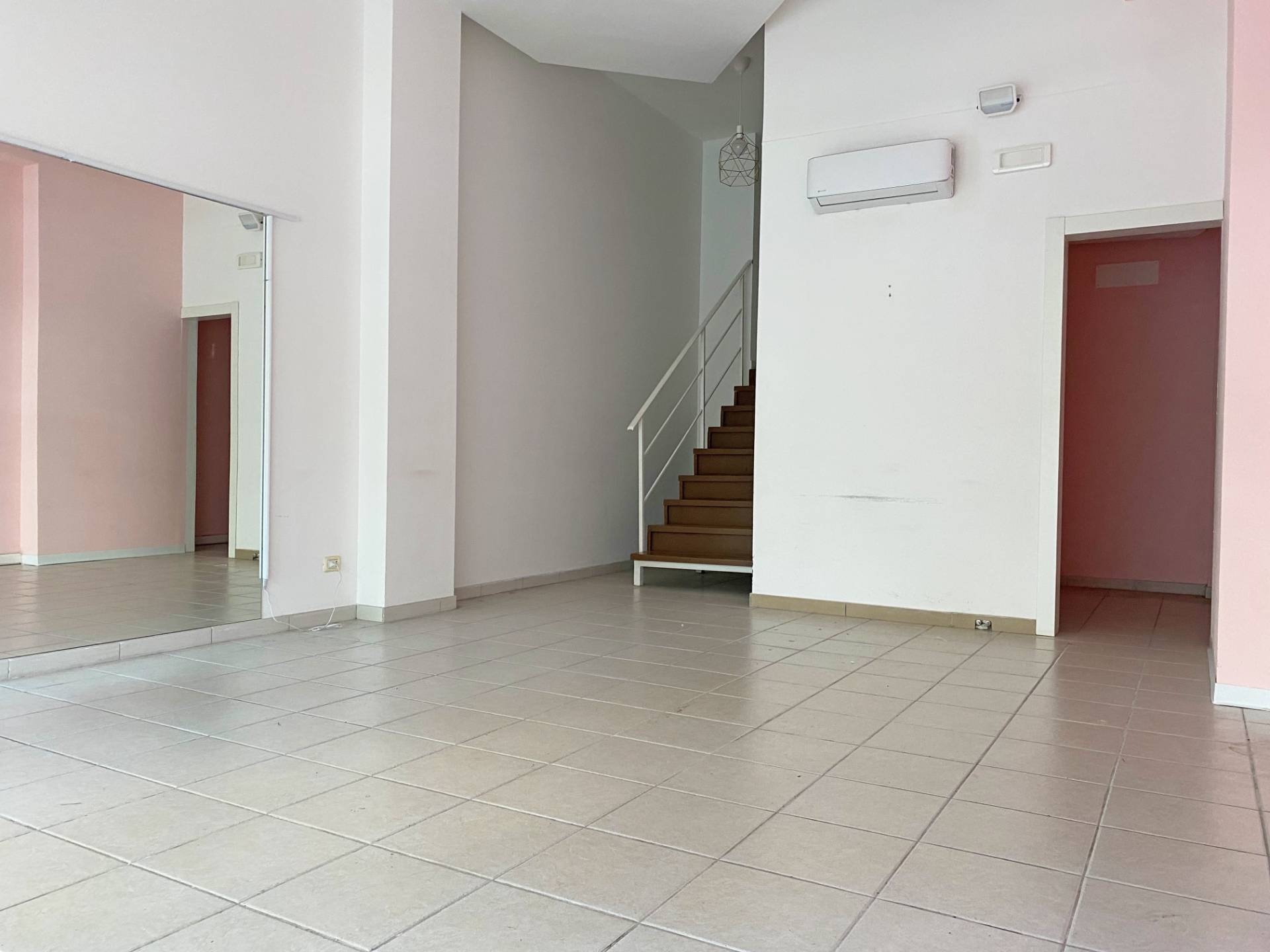 Locale commerciale in affitto a Giulianova, Giulianova Lido