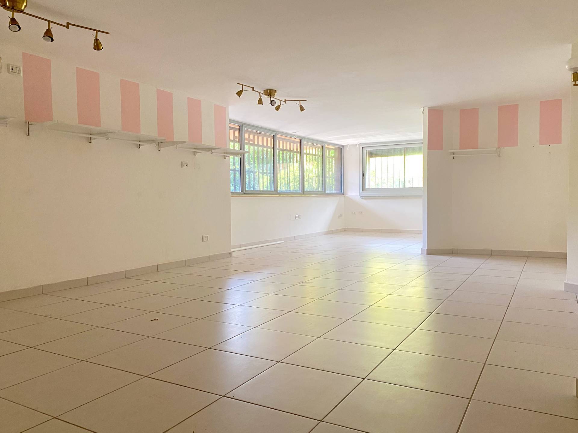 Locale commerciale in affitto a Giulianova, Giulianova Lido