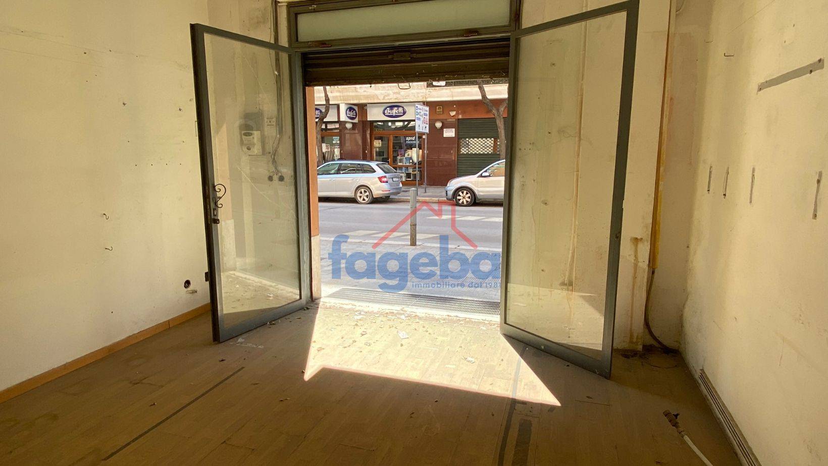 Locale commerciale in affitto a Trani, CENTRO