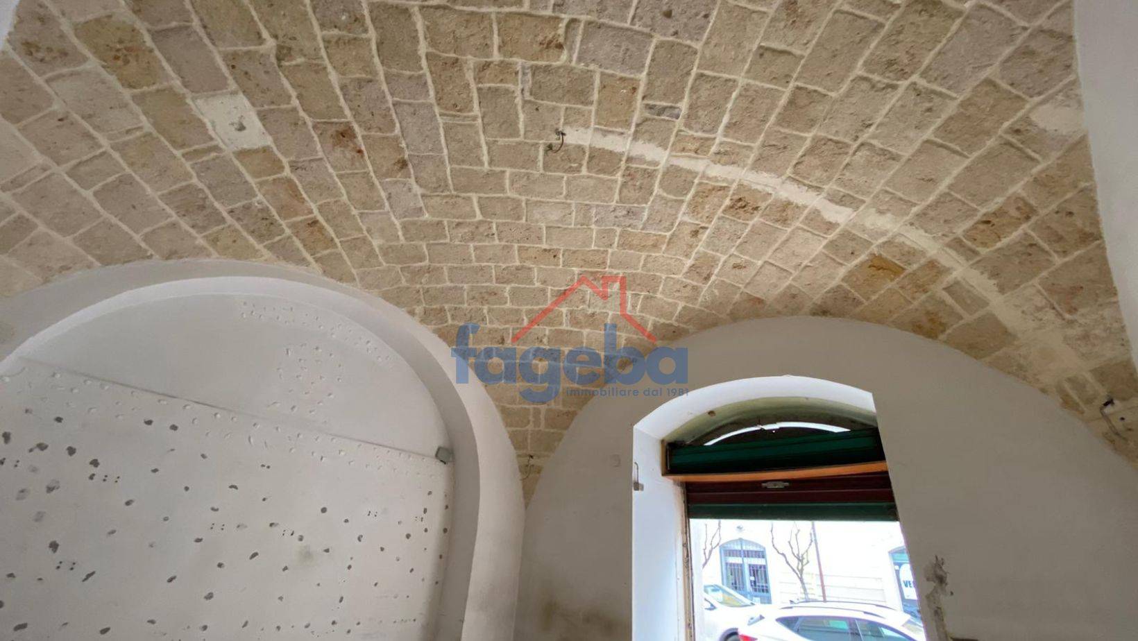 Locale commerciale in affitto a Trani, CENTRO