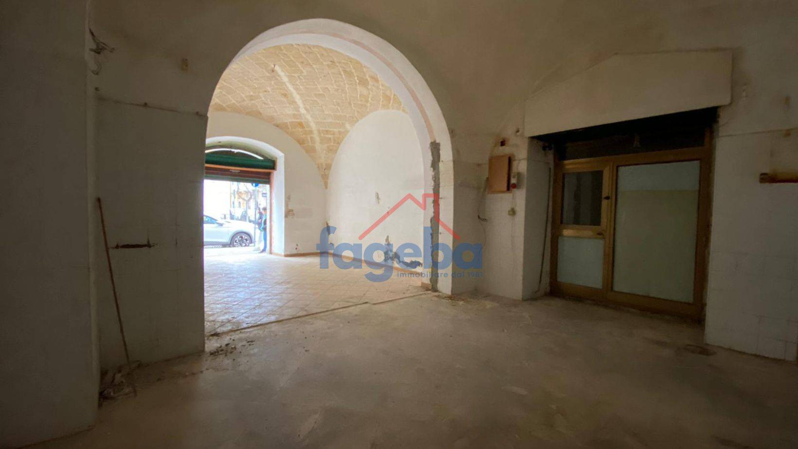 Locale commerciale in affitto a Trani, CENTRO