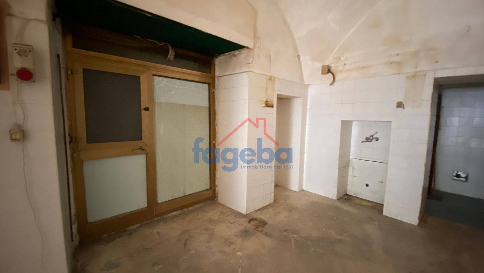 Locale commerciale in affitto a Trani, CENTRO