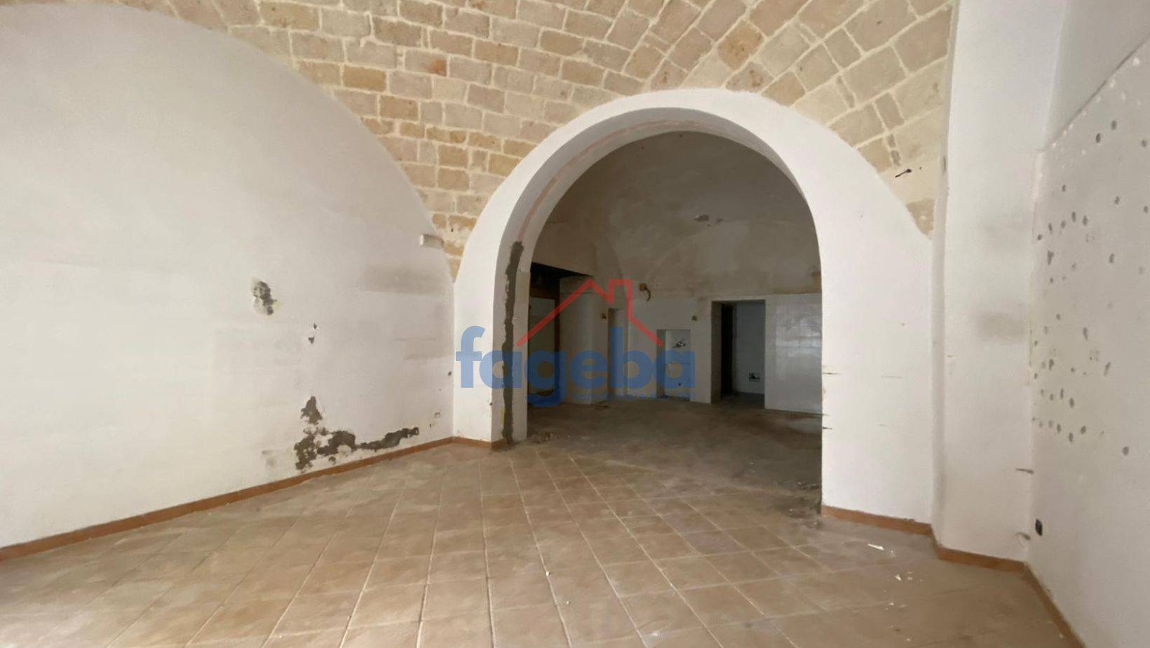 Locale commerciale in affitto a Trani, CENTRO