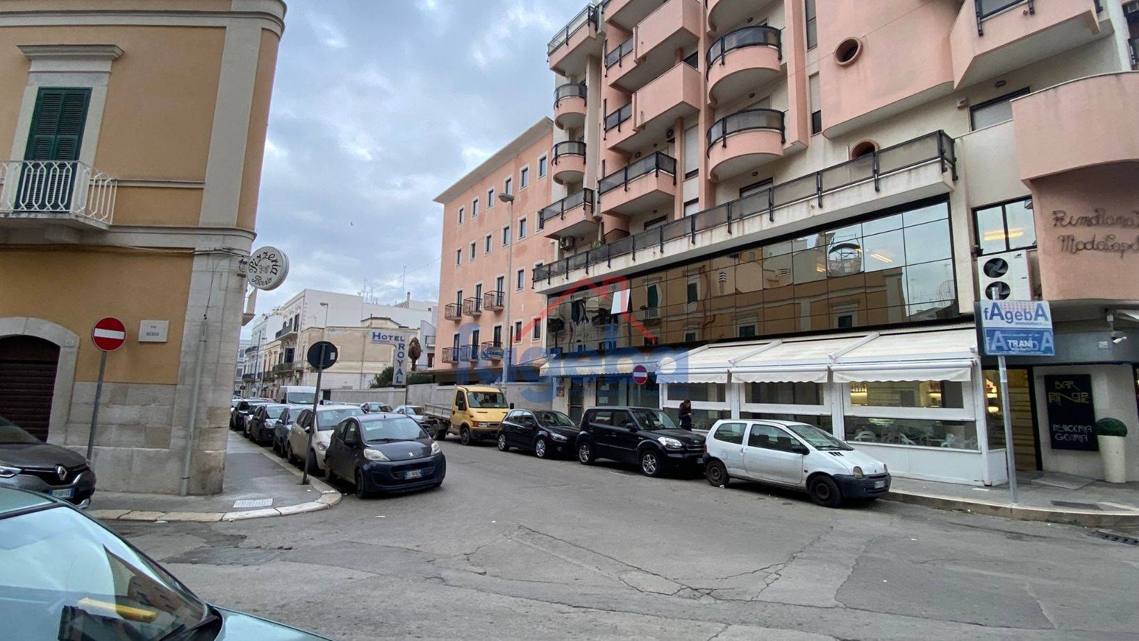 Locale commerciale in affitto a Trani, CENTRO