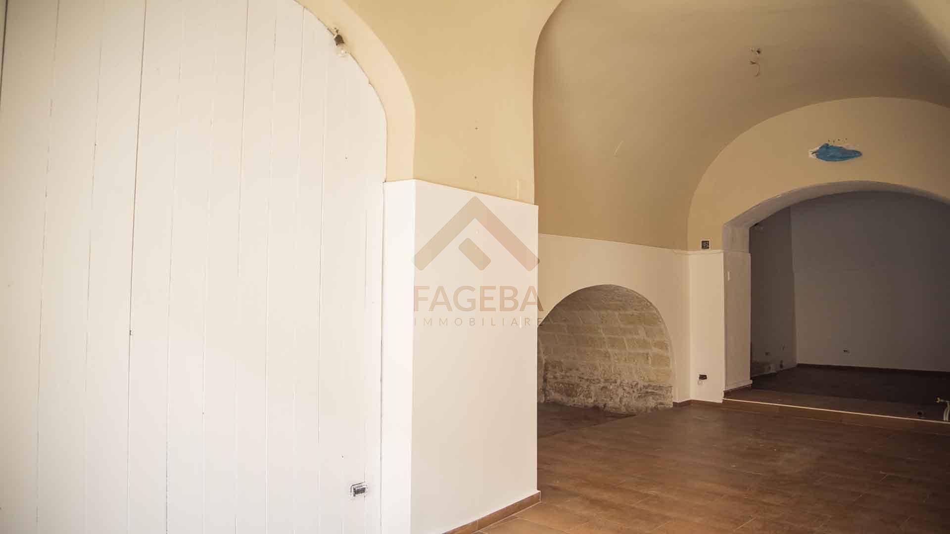 Locale commerciale in affitto a Trani, CENTRO