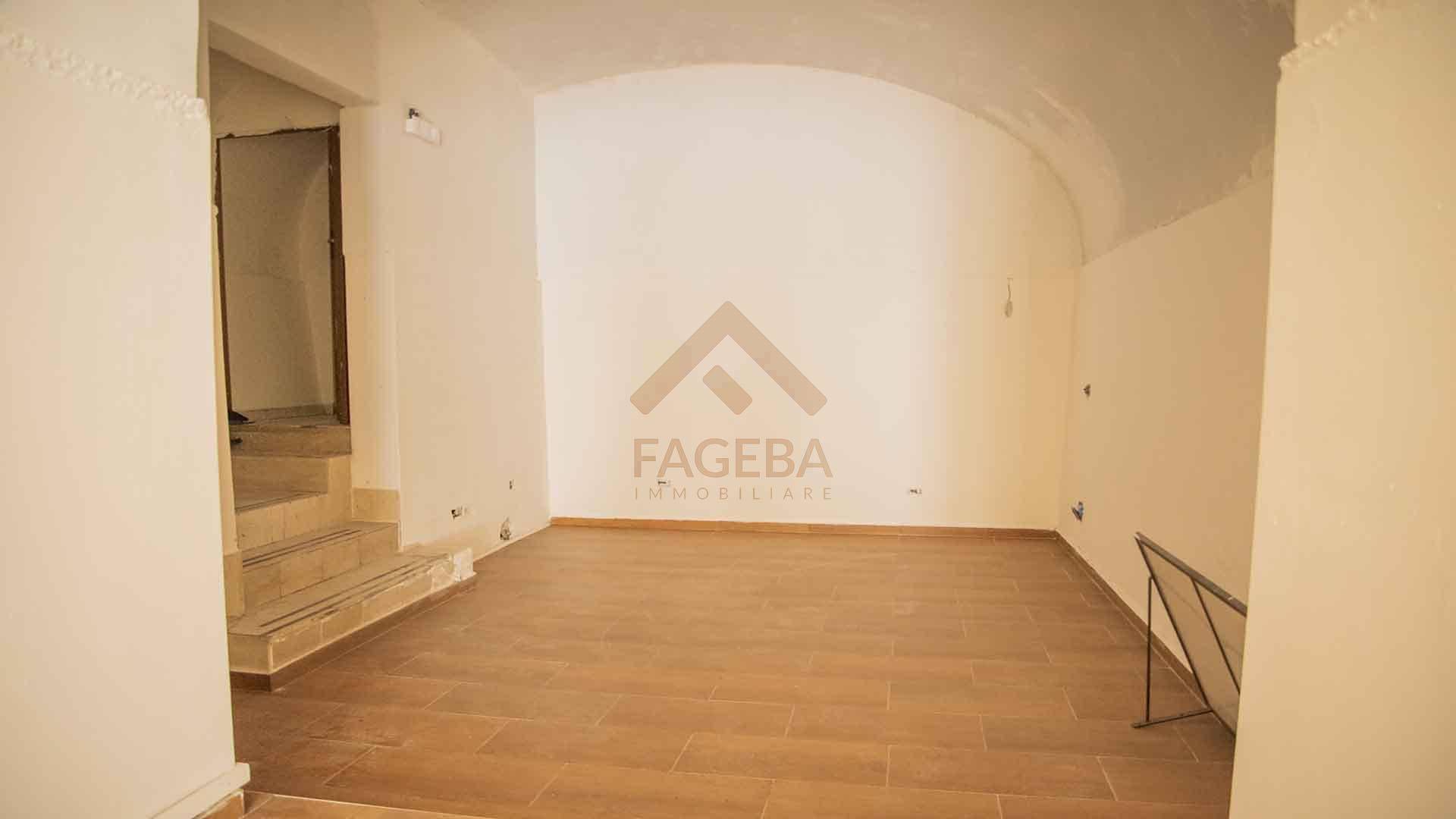 Locale commerciale in affitto a Trani, CENTRO