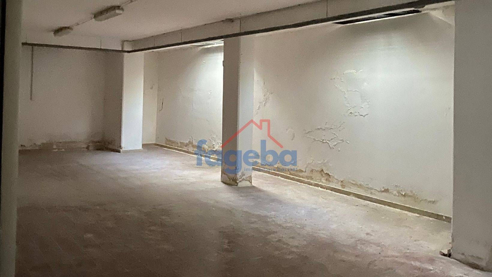 Deposito in vendita a Trani, SUD