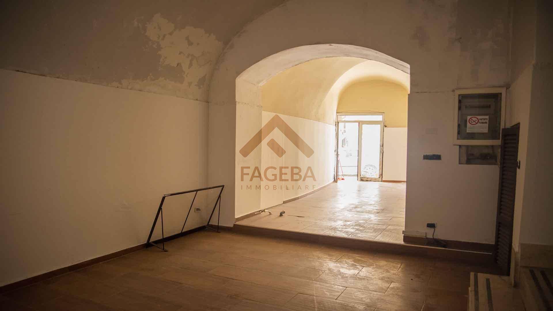 Locale commerciale in affitto a Trani, CENTRO