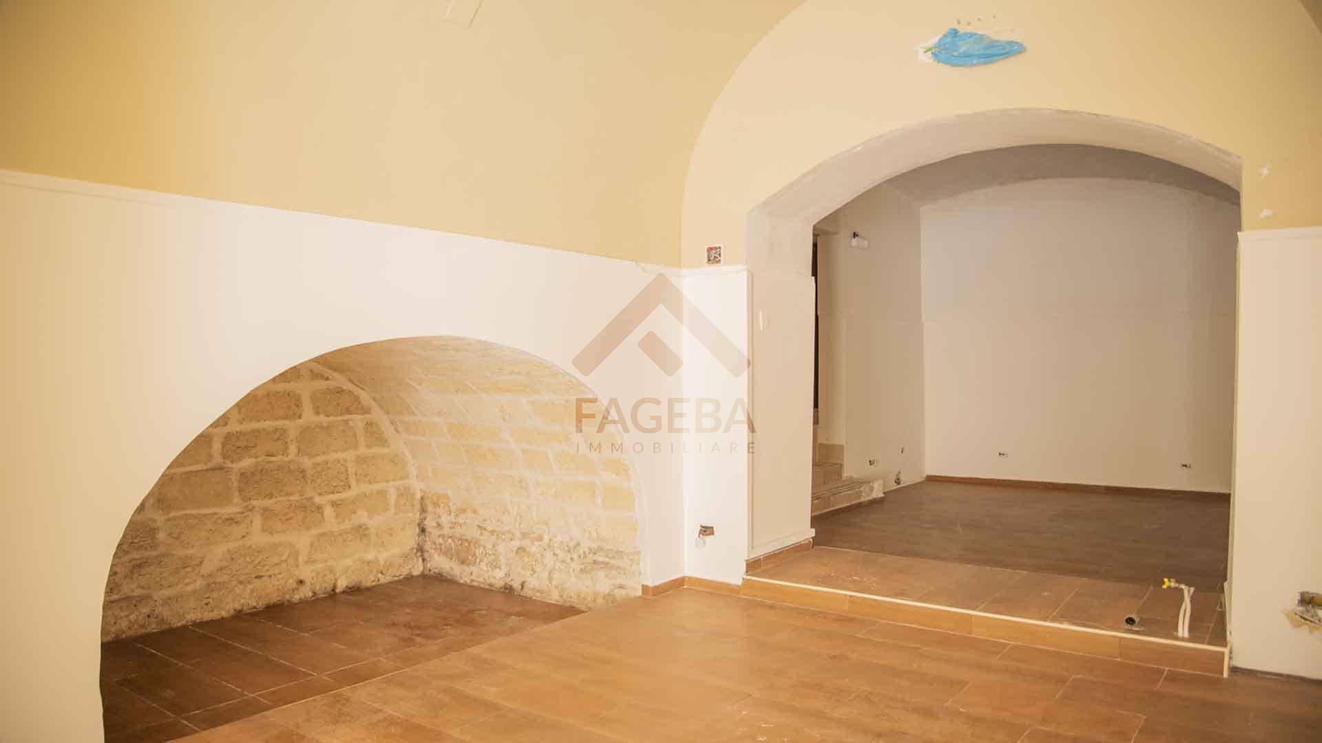 Locale commerciale in affitto a Trani, CENTRO