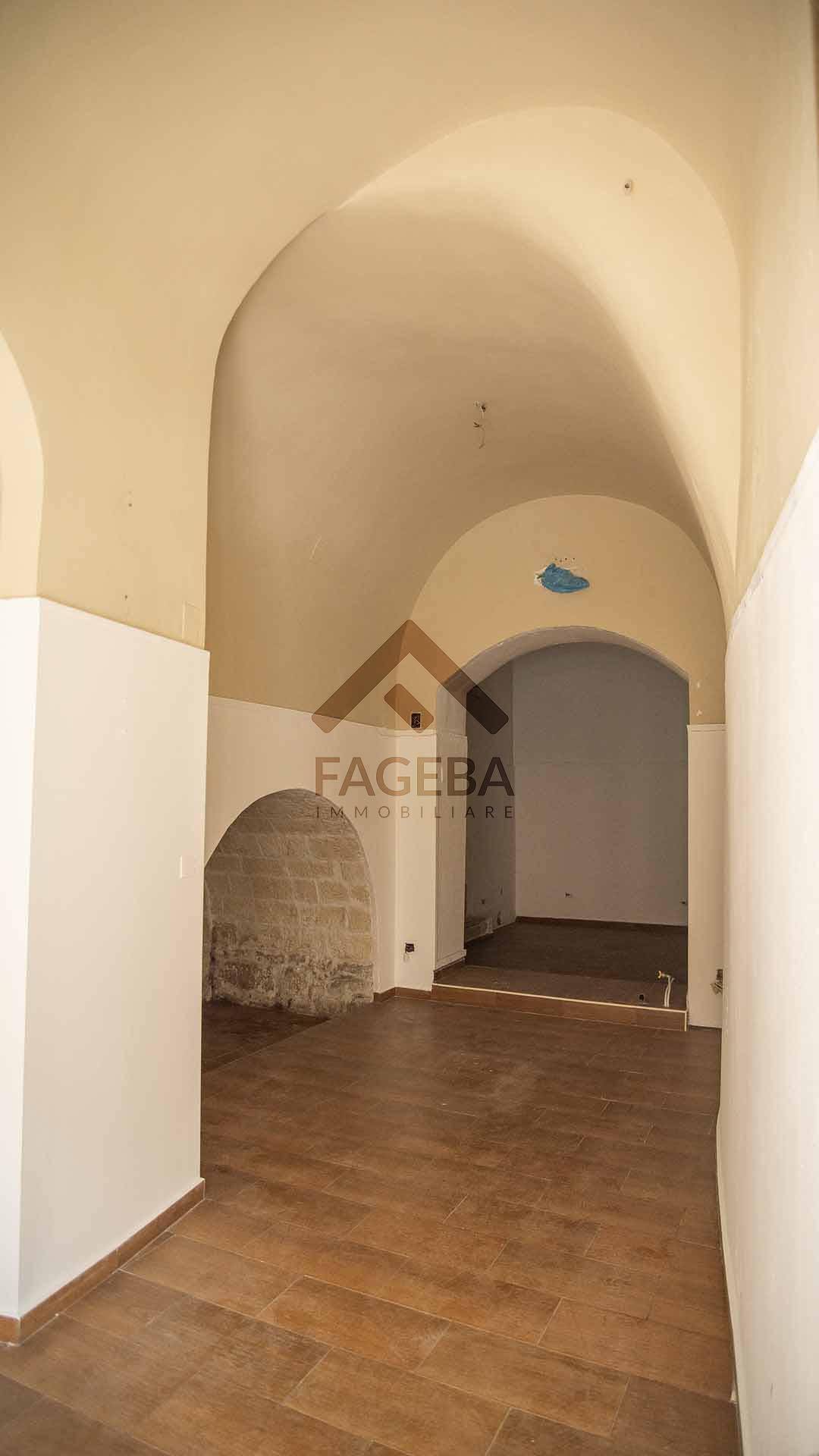 Locale commerciale in affitto a Trani, CENTRO