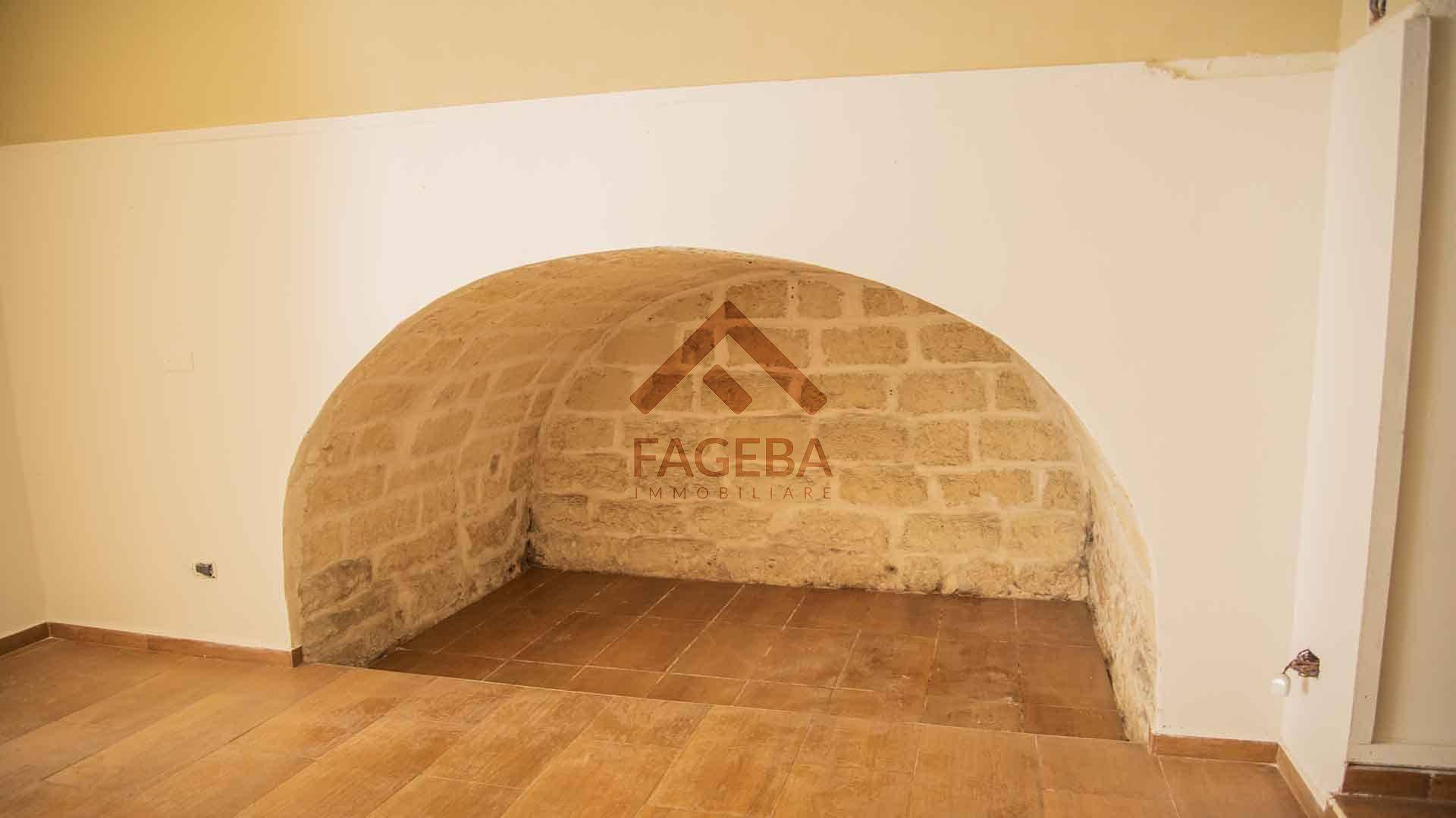 Locale commerciale in affitto a Trani, CENTRO